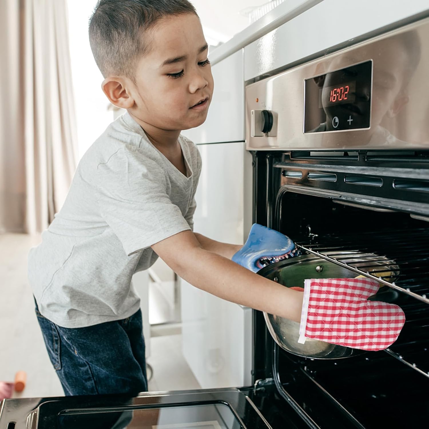 2-Piece Christmas Oven mitts for Kids BBQ equipments